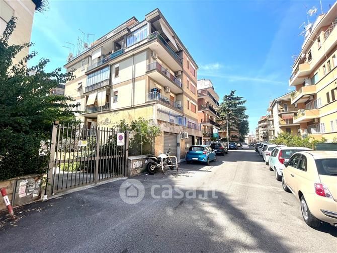 Appartamento in Vendita in Via Mario Rapisardi a Roma