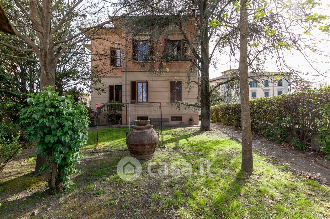 Villa in Vendita in Via Castruccio Buonamici 51 a Lucca