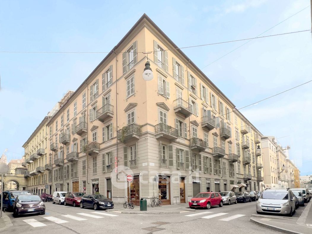 Appartamento in Vendita in Via Massena 3 a Torino