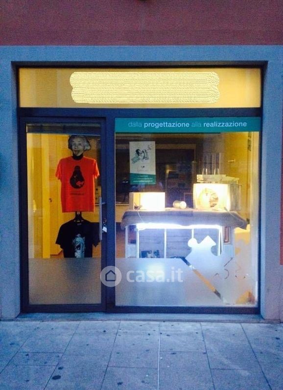 Negozio/Locale commerciale in Vendita in Via Gianbattista Moroni 116 a Bergamo