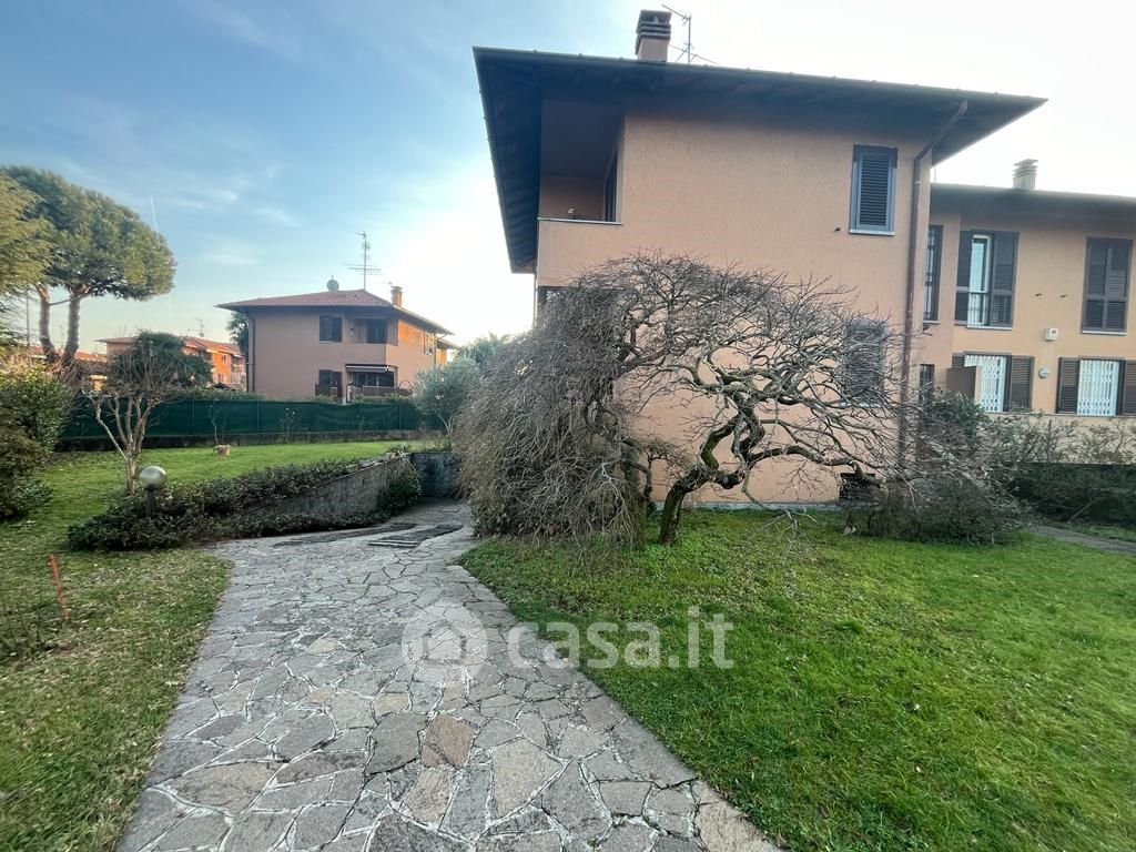 Casa Bi/Trifamiliare in Vendita in Via Monte Grappa 40 a Lentate sul Seveso