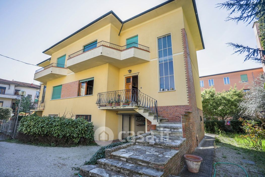 Casa Bi/Trifamiliare in Vendita in Via Grandi a Lucca