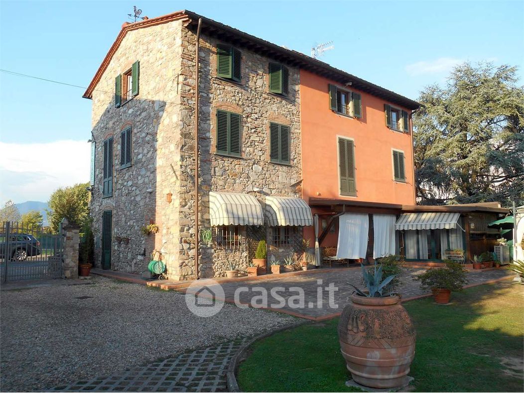 Villa in Vendita in a Lucca