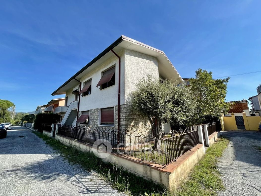 Villa in Vendita in Traversa II Via Vecchi Pardini 61 a Lucca