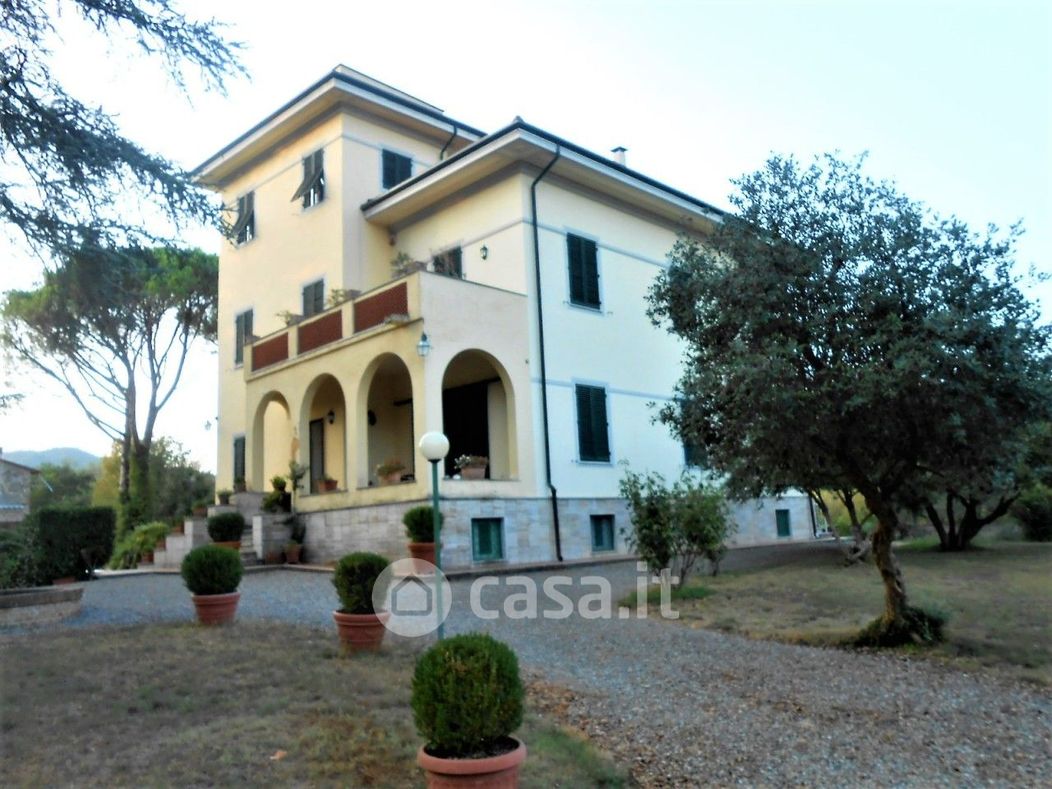 Villa in Vendita in Via della Chiesa IX a Lucca