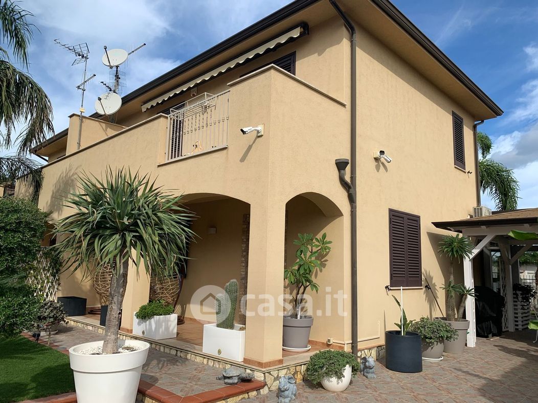 Casa Bi/Trifamiliare in Vendita in Via Geranio a Carini