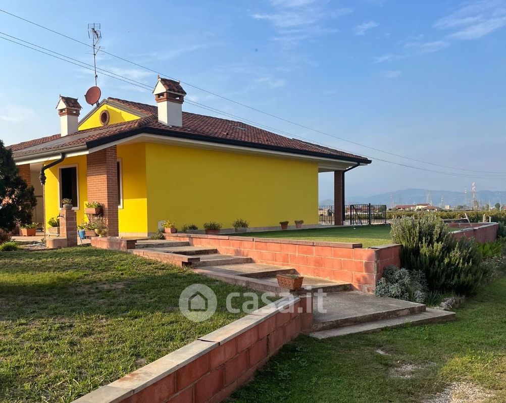 Casa indipendente in Vendita in Via Chiesa a Arcole