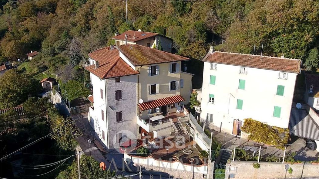 Villa in Vendita in Via Case di Gallè a Pietrasanta