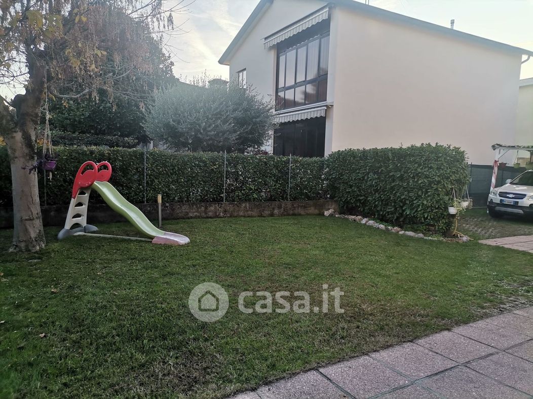Casa Bi/Trifamiliare in Vendita in Via Roma 57 a Salzano