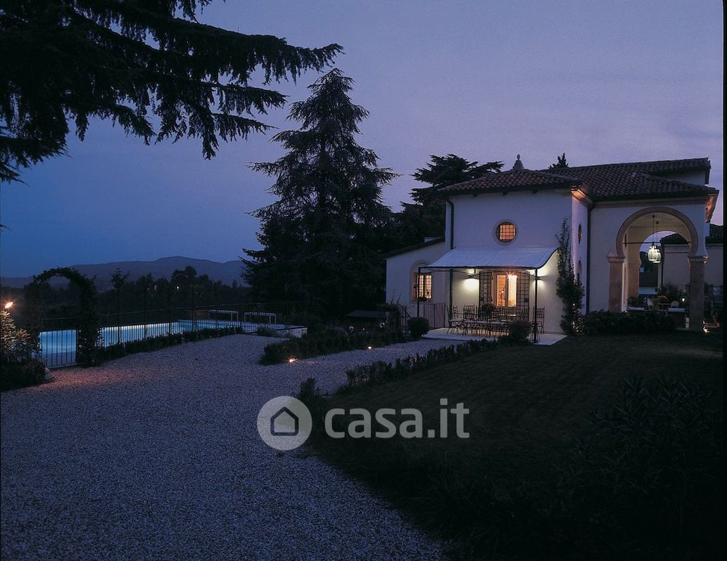 Villa in Vendita in Viale Dieci Giugno a Vicenza