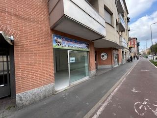 Negozio/Locale commerciale in Vendita in Via Varesina 13 a Milano