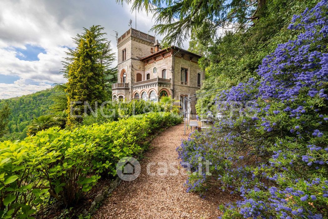 Villa in Vendita in Via Fincarà a Varese