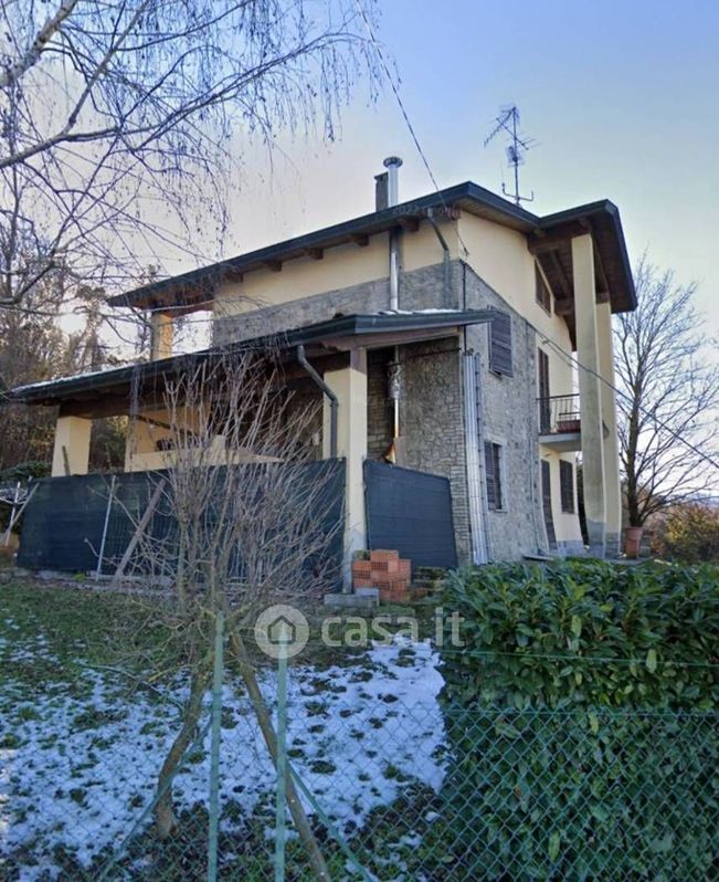 Villa in Vendita in Strada Comunale del Mulino a Lesignano de' Bagni