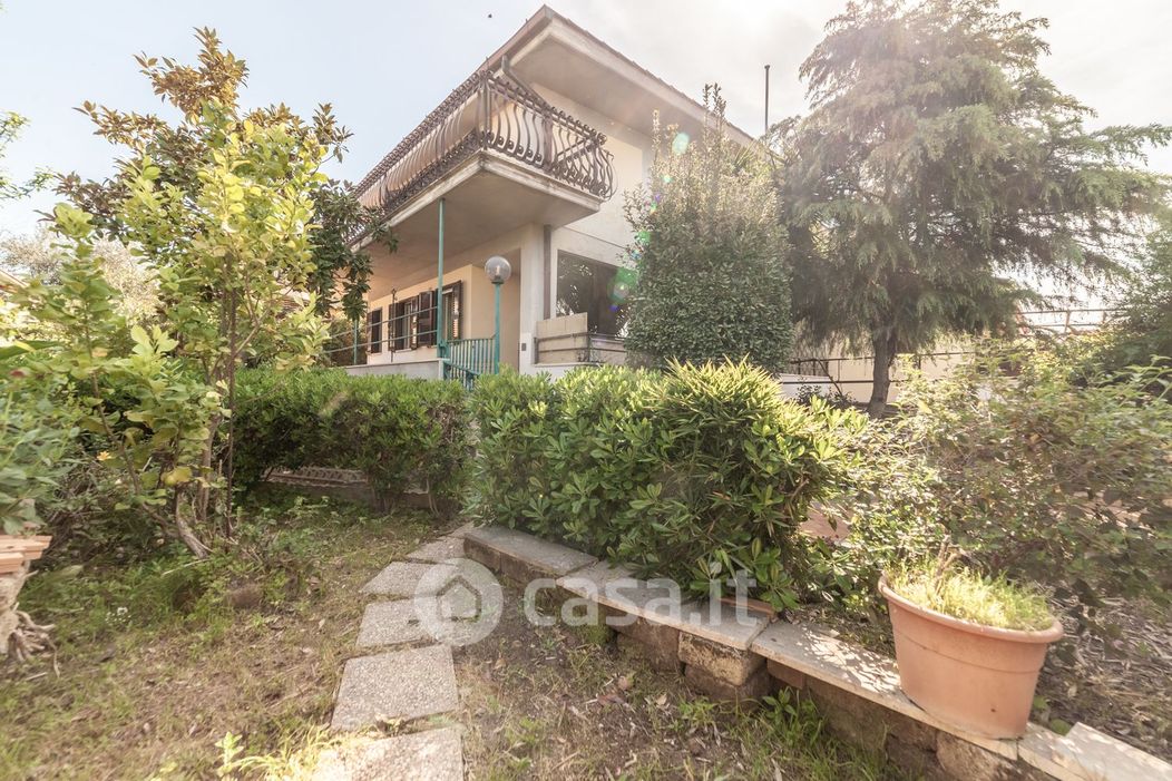 Casa Bi/Trifamiliare in Vendita in Via Collalto Sabino 4 a Guidonia Montecelio