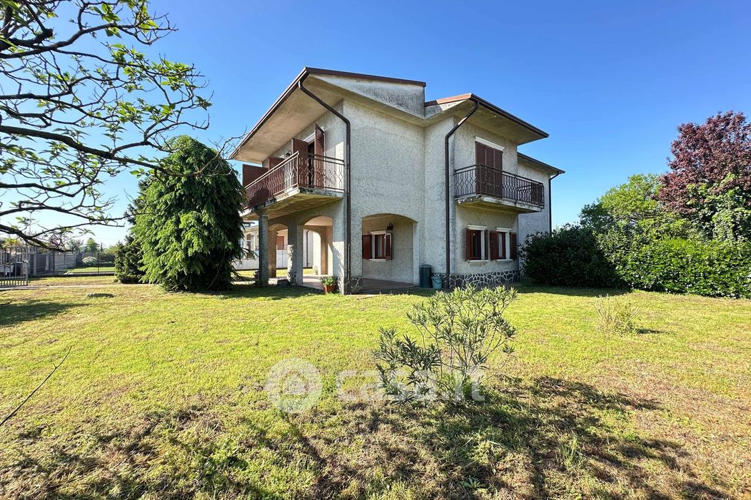 Villa in Vendita in Via Ronchi 15 a Abbadia Cerreto