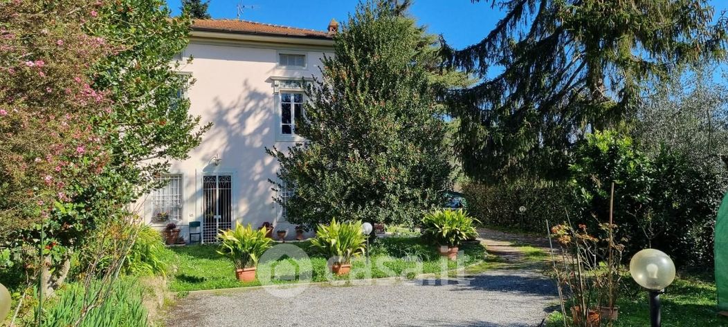 Villa in Vendita in Via Catro a Lucca