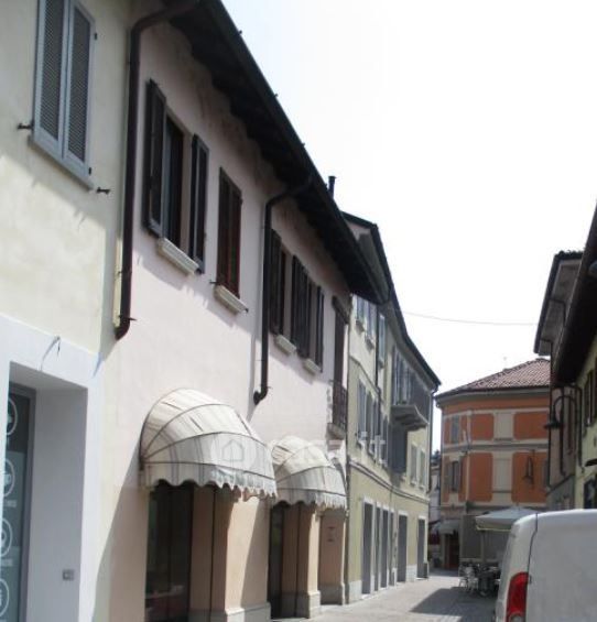 Negozio/Locale commerciale in Vendita in Via Monte Grappa 6 a Gorgonzola