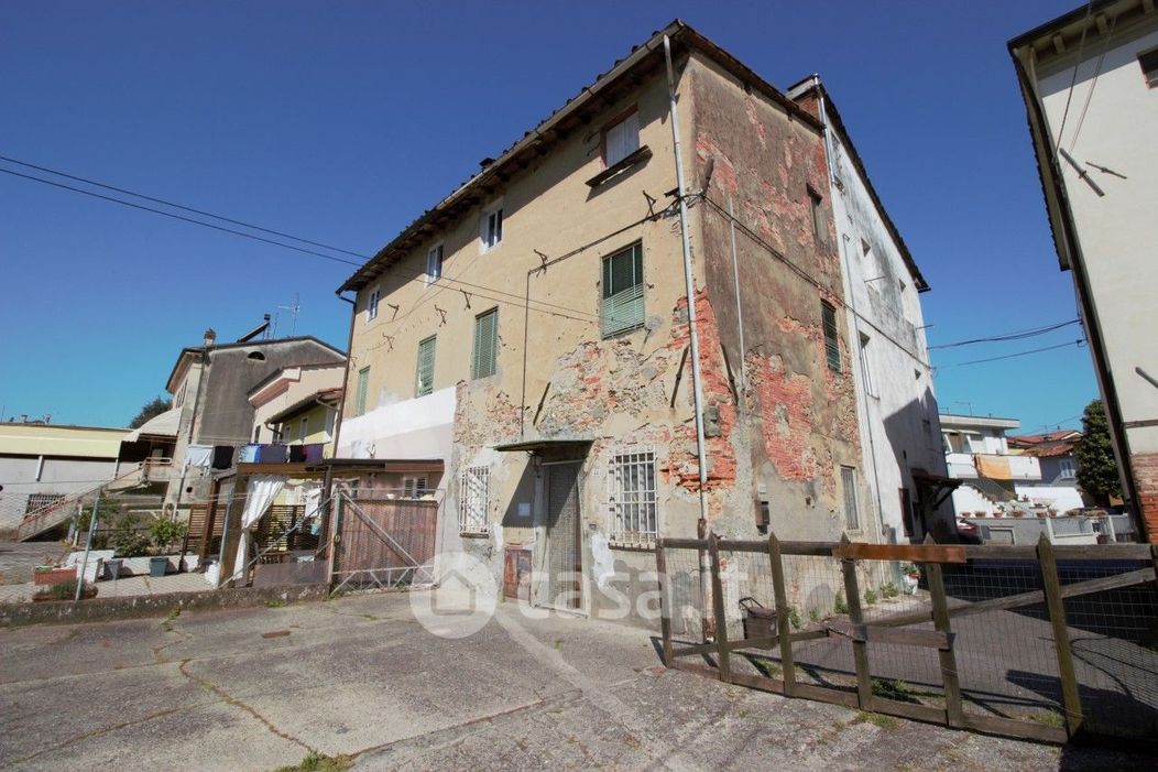 Casa Bi/Trifamiliare in Vendita in a Lucca