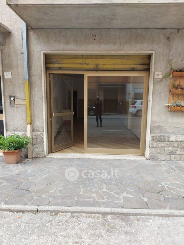 Negozio/Locale commerciale in Vendita in Strada Ponte d'Oddi 20 a Perugia