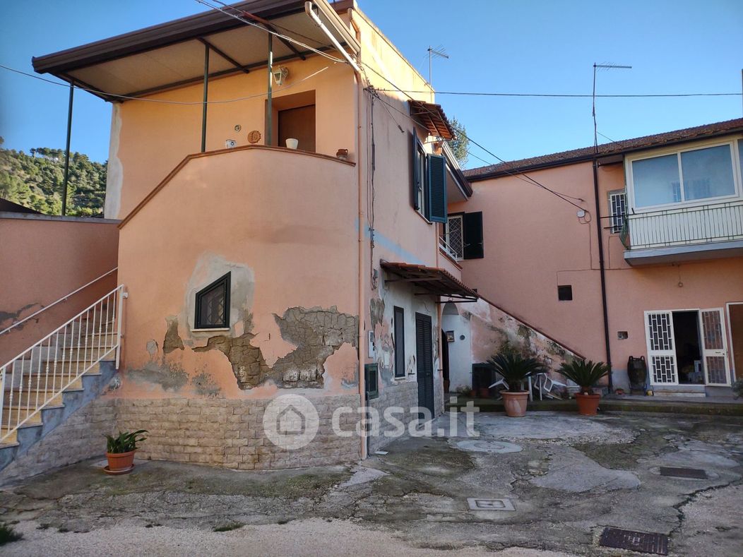 Casa indipendente in Vendita in Via Assunta di Mezzano 73 a Caserta