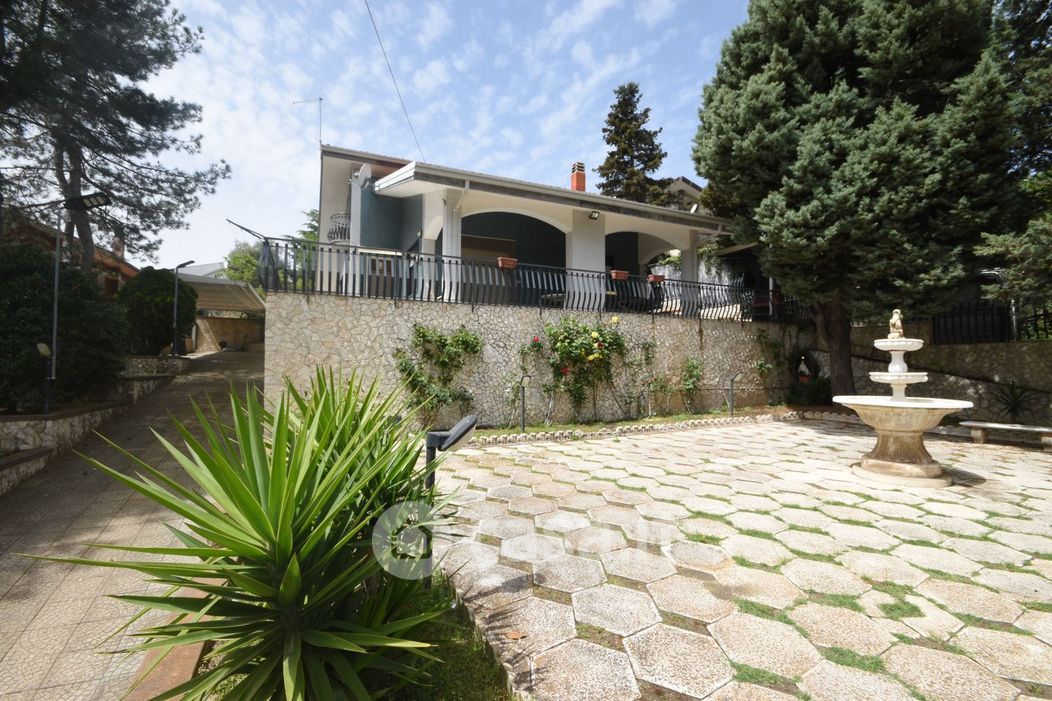 Villa in Vendita in Via Enna a Nicolosi