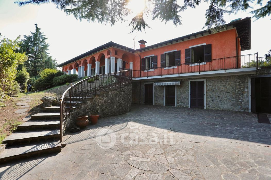 Villa in Vendita in Via Lago Lucone a Polpenazze del Garda