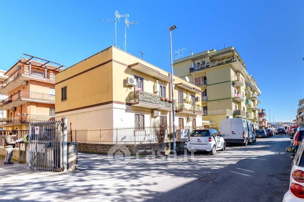 Appartamento in Vendita in Via dei Canarini a Roma