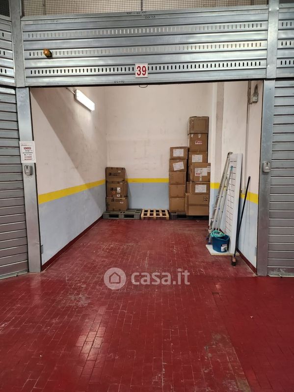 Garage/Posto auto in Vendita in Via montefalco a Roma