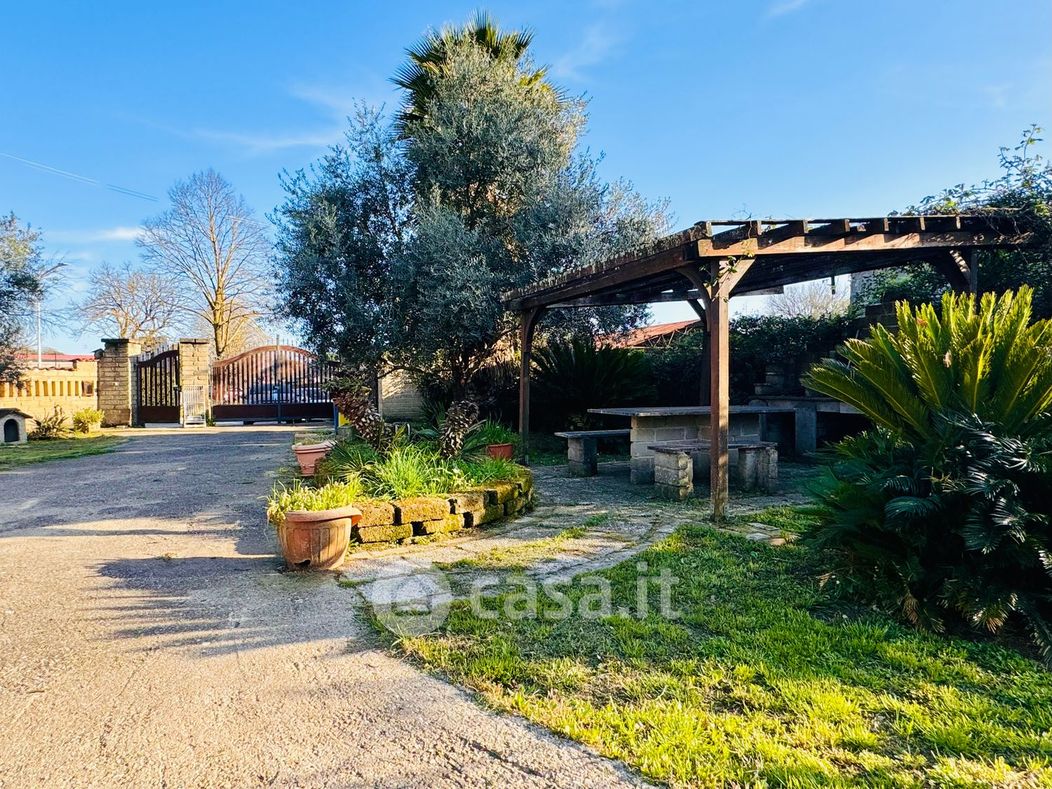 Villa in Vendita in Via Olmata Tre Cancelli a Bracciano