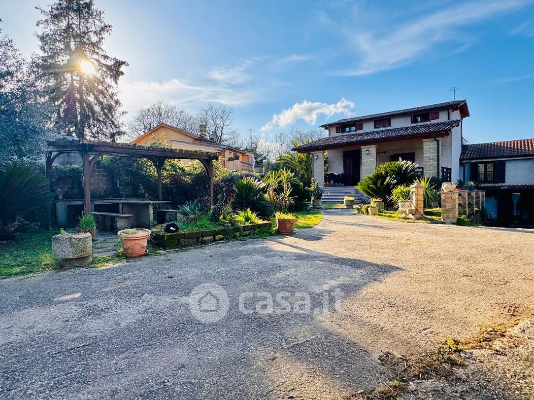 Villa in Vendita in Via Olmata Tre Cancelli a Bracciano