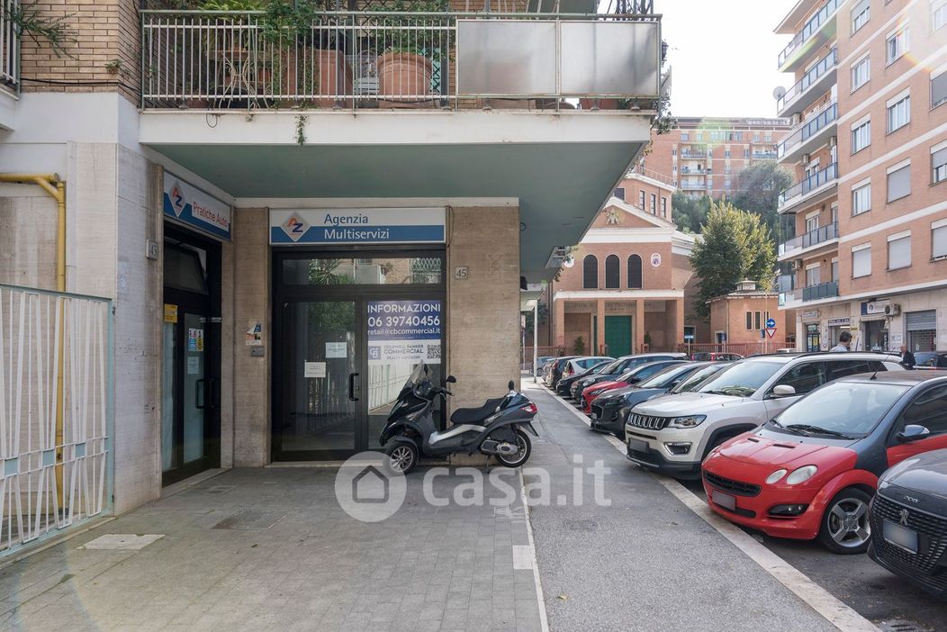 Negozio/Locale commerciale in Vendita in Via Innocenzo XI 63 /65 a Roma