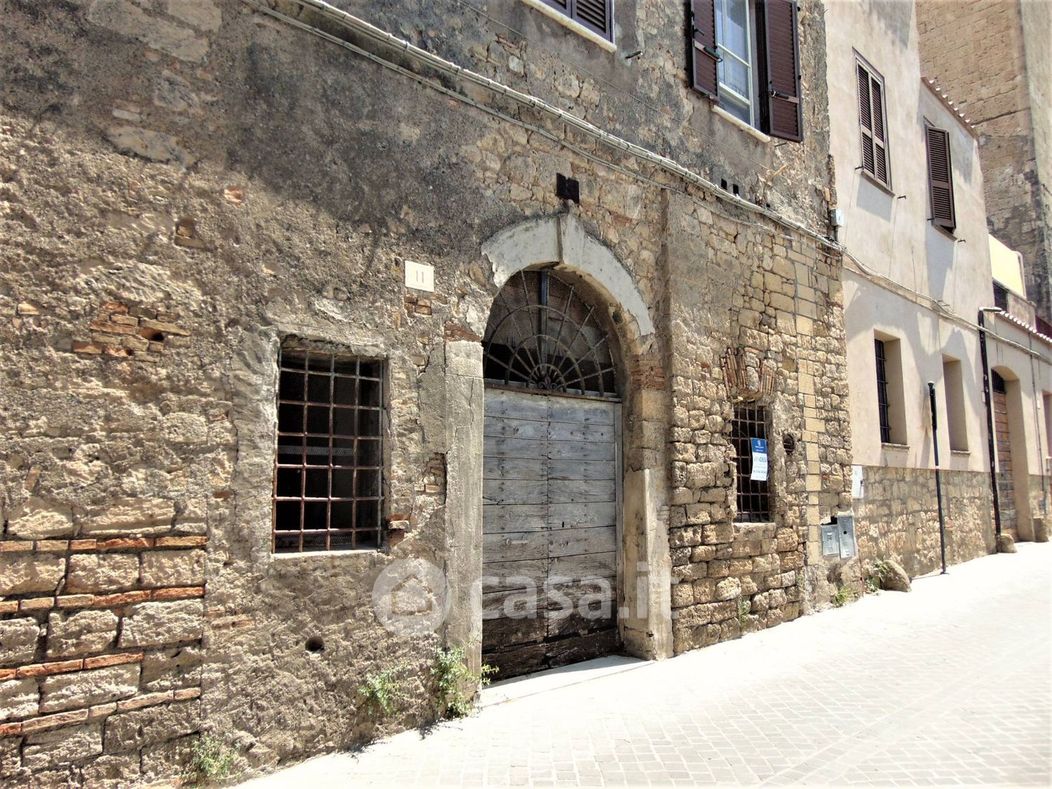 Garage/Posto auto in Vendita in Via Porta Castello 11 a Tarquinia