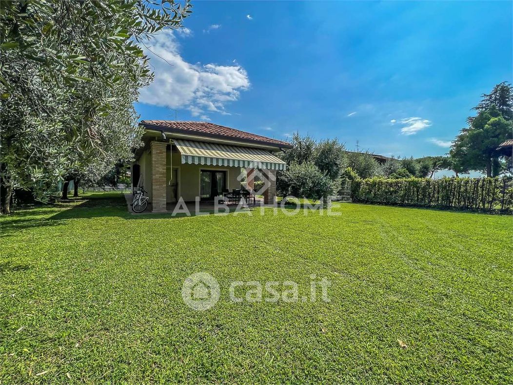 Villa in Vendita in Via Italo Barbieri 40 a Padenghe sul Garda