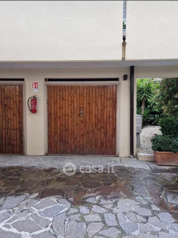 Garage/Posto auto in Affitto in Via Saint Vincent a Roma