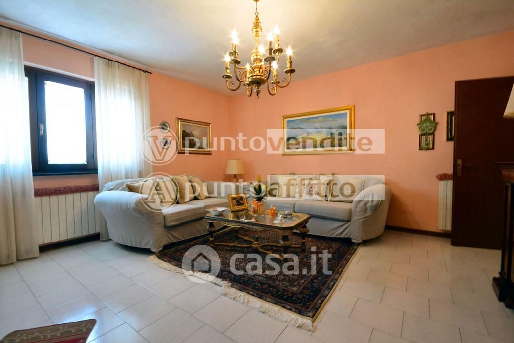Villa in Vendita in Via per Corte Bimbo 106 -134 a Lucca