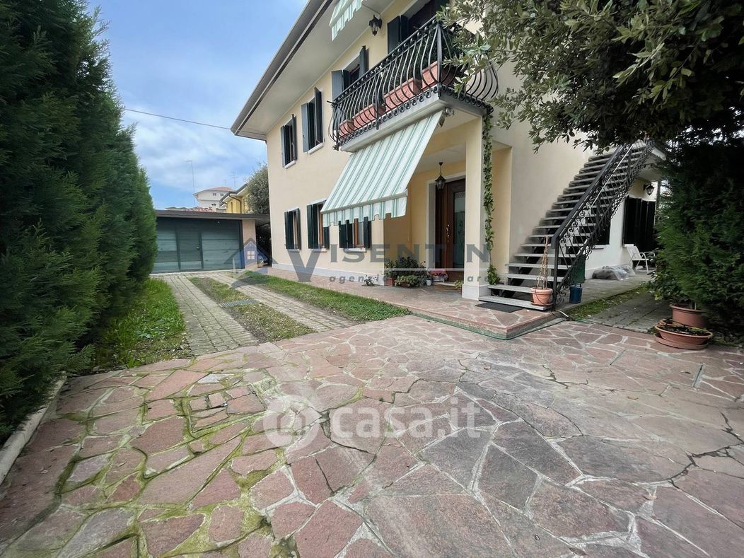 Villa in Vendita in Via Ugo Bassi a Treviso
