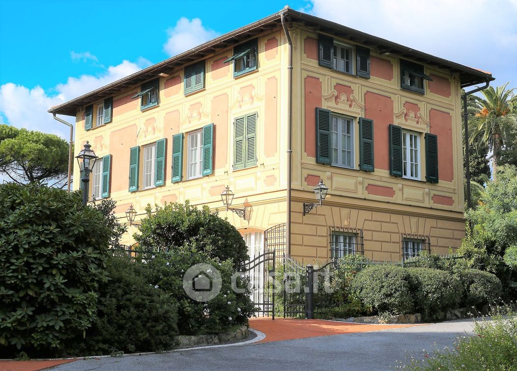 Villa in Vendita in Viale Quartara a Genova