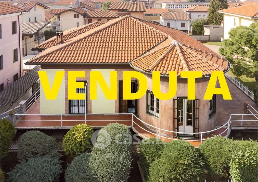 Villa in Vendita in a Cislago