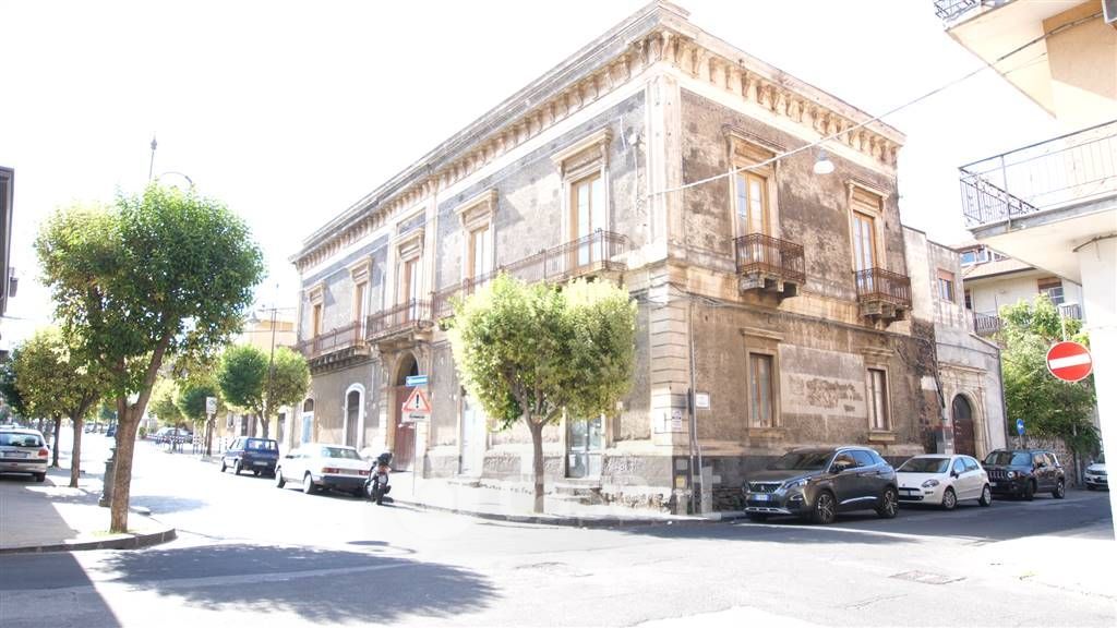 Palazzo in Vendita in Via Vittorio Emanuele 77 a Aci Sant'Antonio