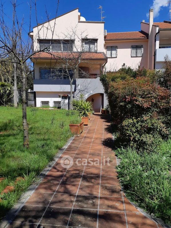 Casa Bi/Trifamiliare in Affitto in Via CICCOTONNO 393 a Gioia del Colle
