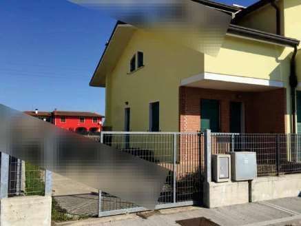 Casa Bi/Trifamiliare in Vendita in Via San Giuseppe a Chioggia