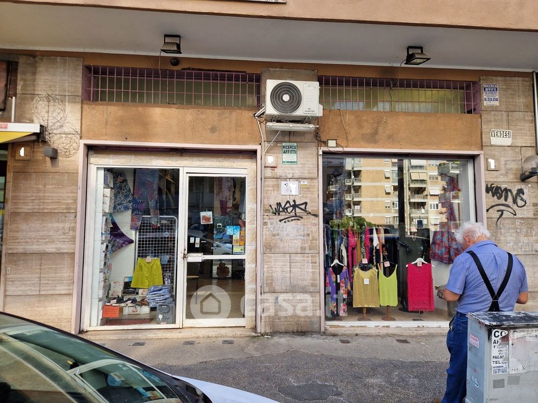 Negozio/Locale commerciale in Vendita in Via valle padana a Roma