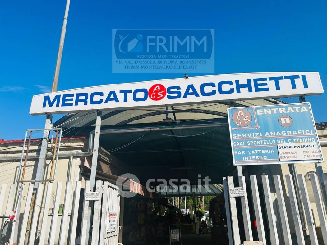 Negozio/Locale commerciale in Vendita in Via Franco Sacchetti a Roma
