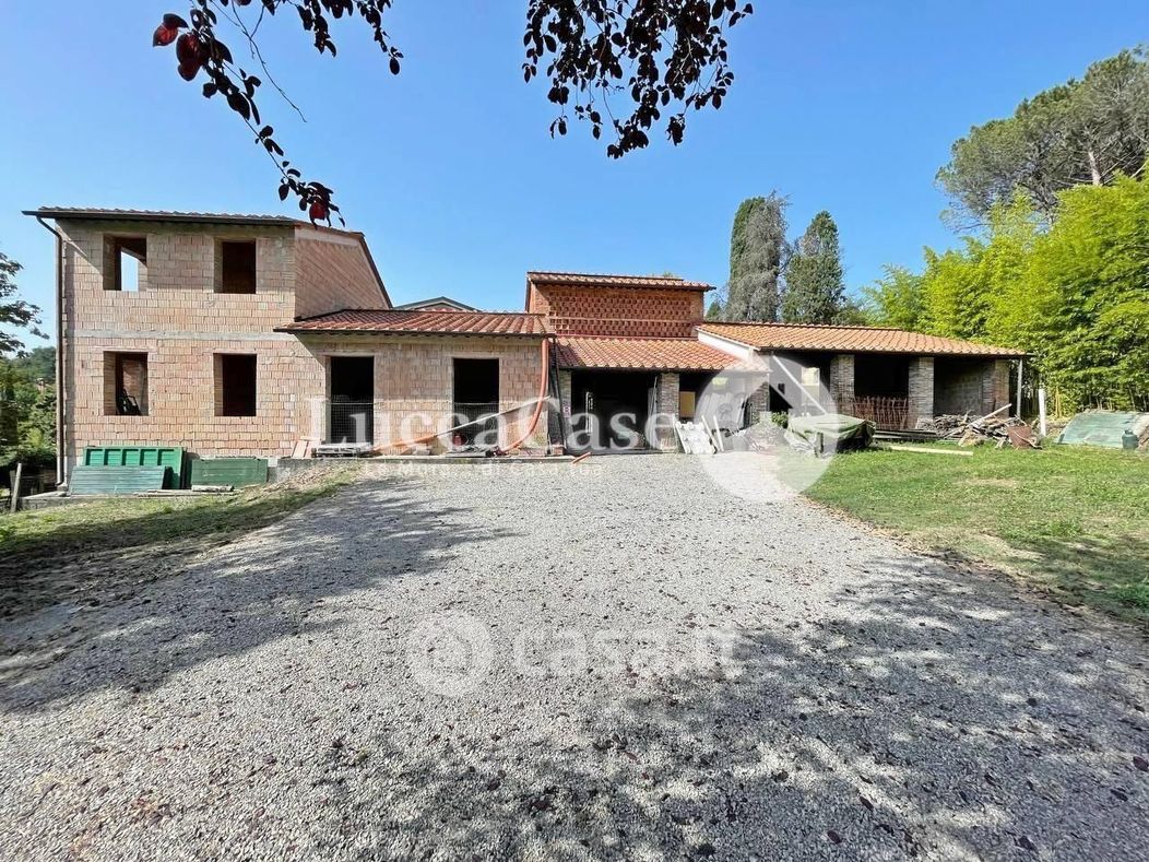Villa in Vendita in Via dei Poveri Vecchi 55100 a Lucca