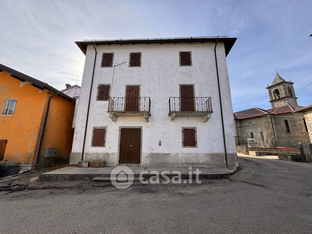 Casa Bi/Trifamiliare in Vendita in Piazza della fiera 12 a Monchio delle Corti