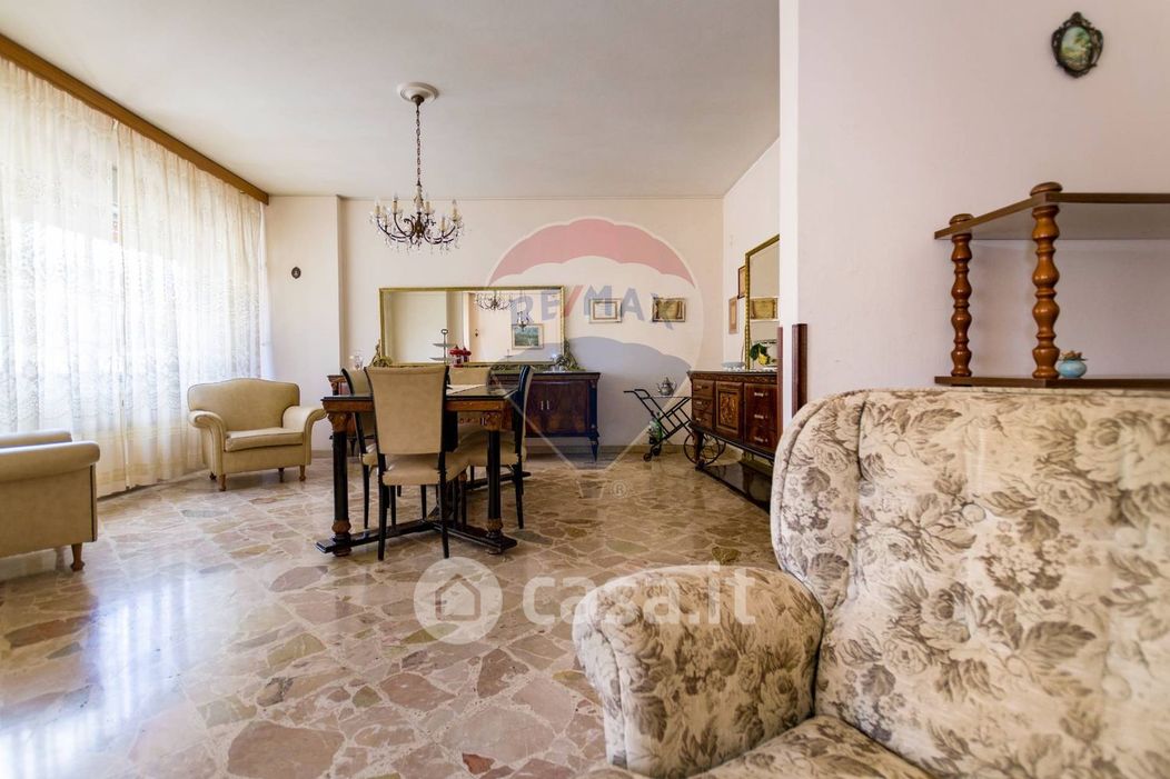 Appartamento in Vendita in Via Montepellegrino 130 a Palermo