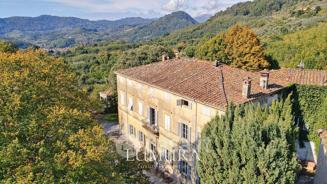 Villa in Vendita in Via per Camaiore a Lucca