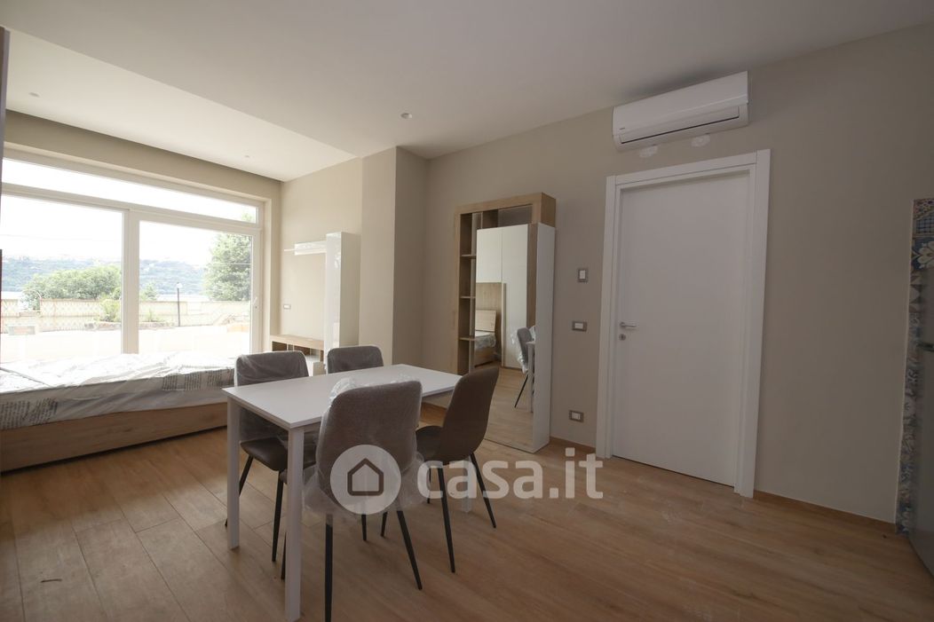 Appartamento in Affitto in Via Spiaggia del Lago a Castel Gandolfo