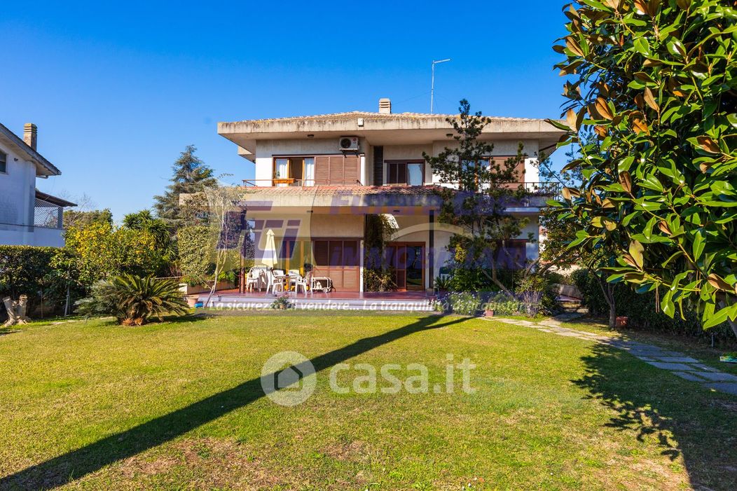 Villa in Vendita in Via Aristofane 54 a Roma