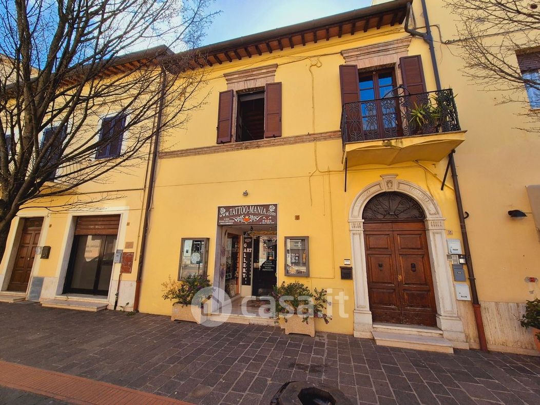 Negozio/Locale commerciale in Vendita in Viale Patrono d'Italia 32 a Assisi